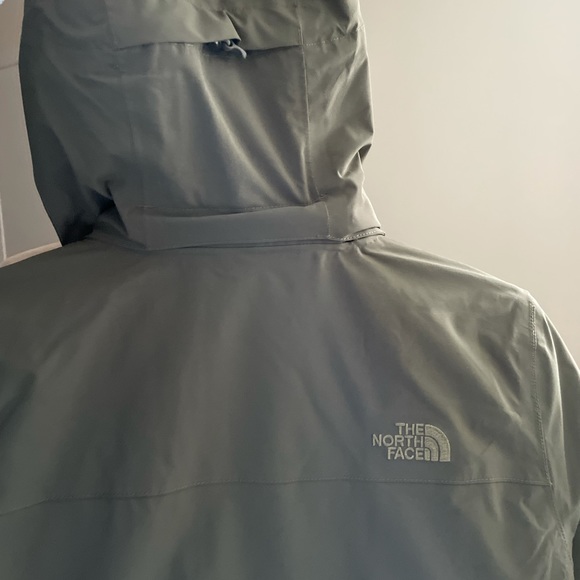 2-in-1 North Face Green Jacket - Picture 5 of 8